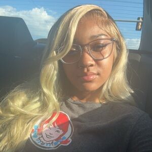 Meet your Posher, Ezria